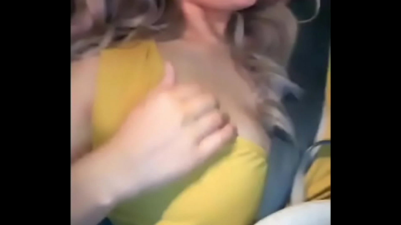 Thot flashes tits live