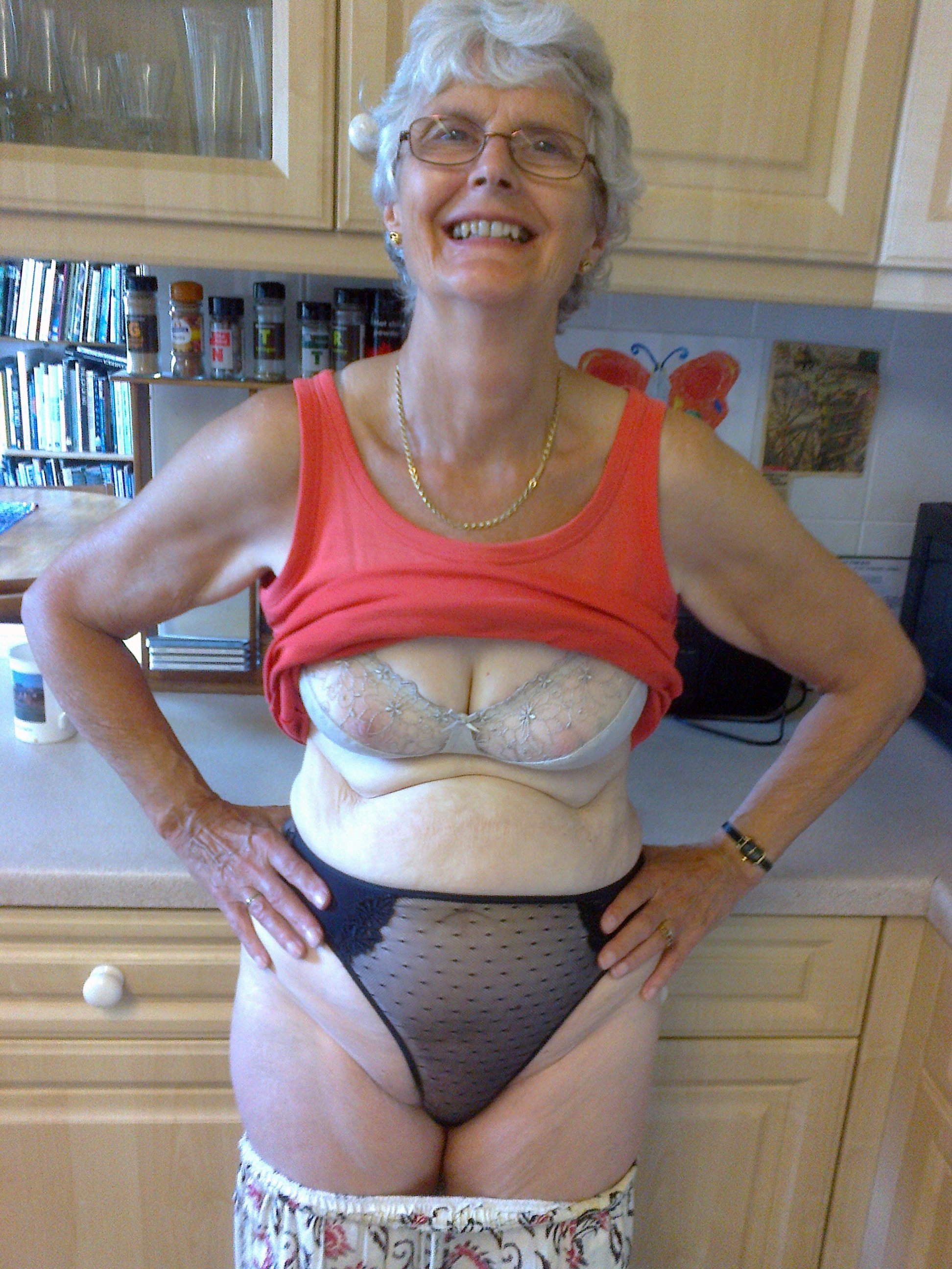 Grandma nude amateur