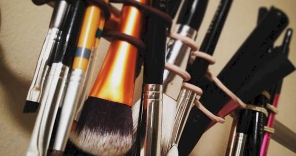 The T. reccomend girl brakes makeup brush while